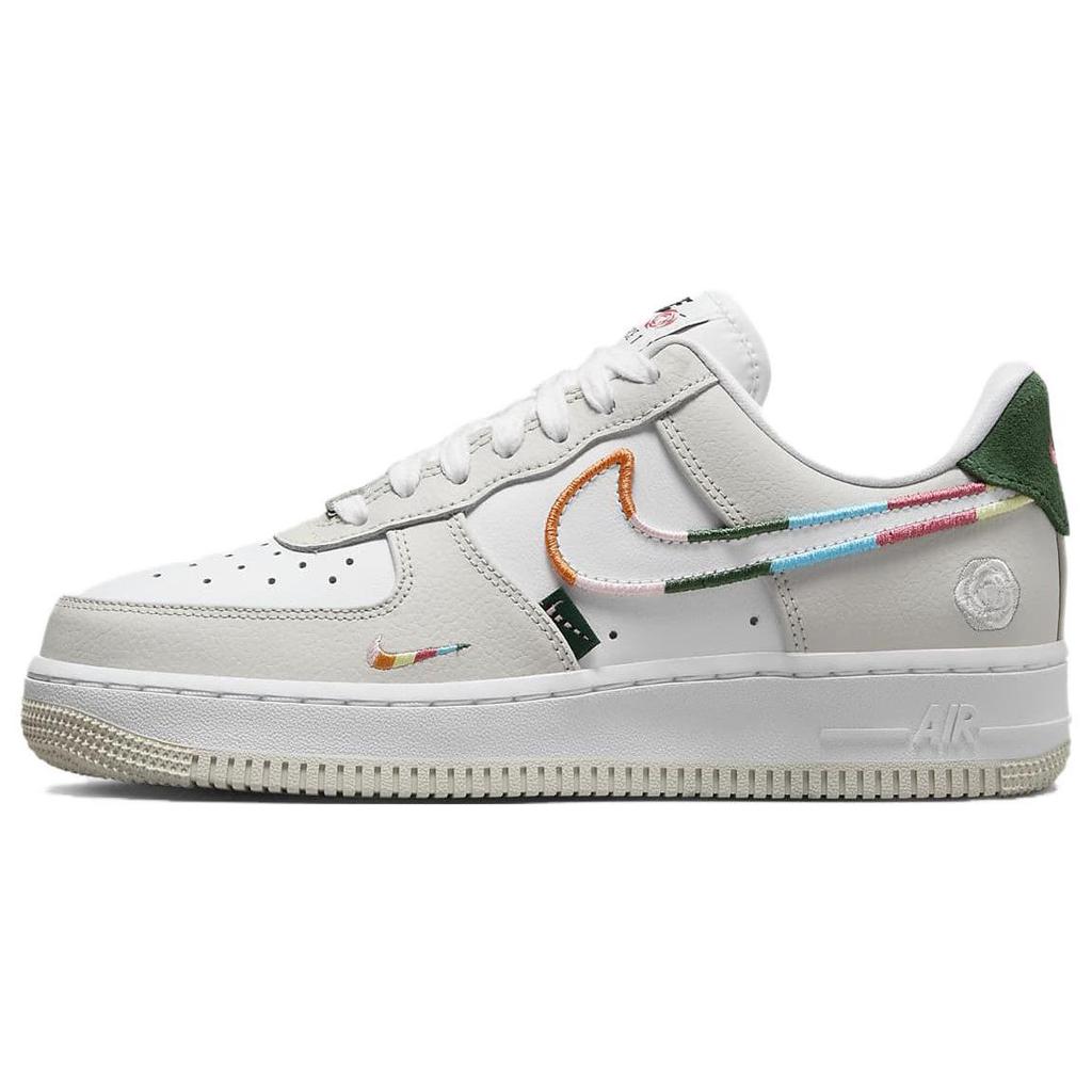 Nike Женские Air Force 1 '07 SE 'Все лепестки едины' (женские размеры) Белые / Белые / Белые / Елово-зеленые / Глиняно-серые / Ярко-оранжевые Скейт-туфли