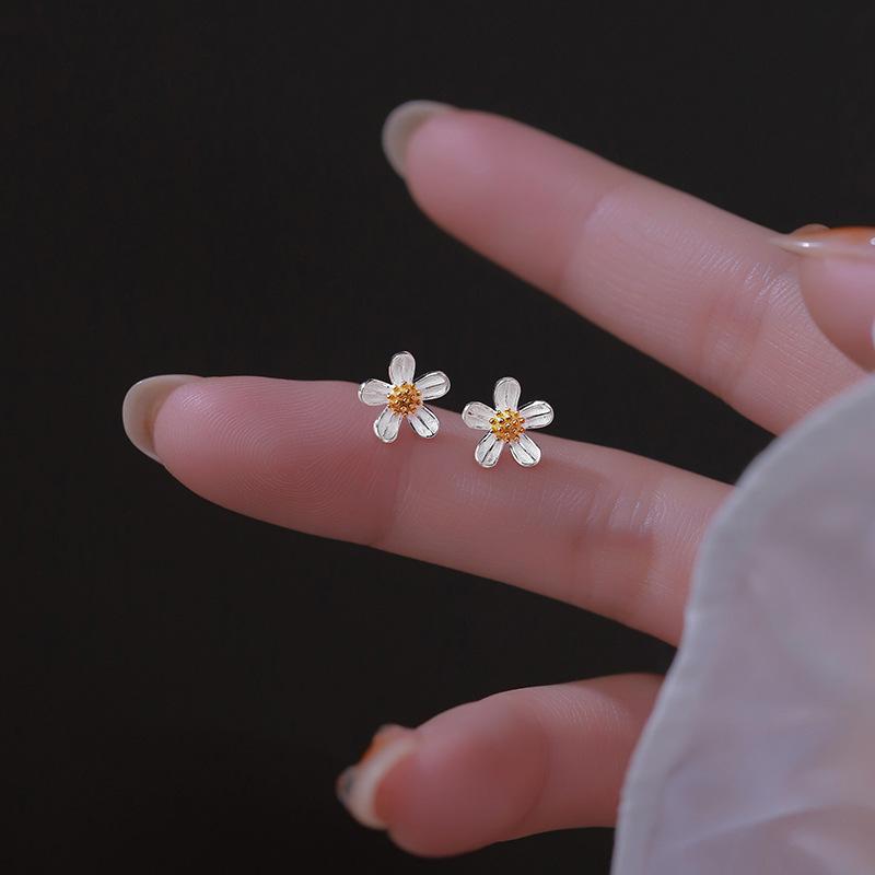 New Fashion Trend Daisy Flower Earrings for Women Delicate Light Luxury Small Flower Drop Earrings Girls Daily Jewelry Gift