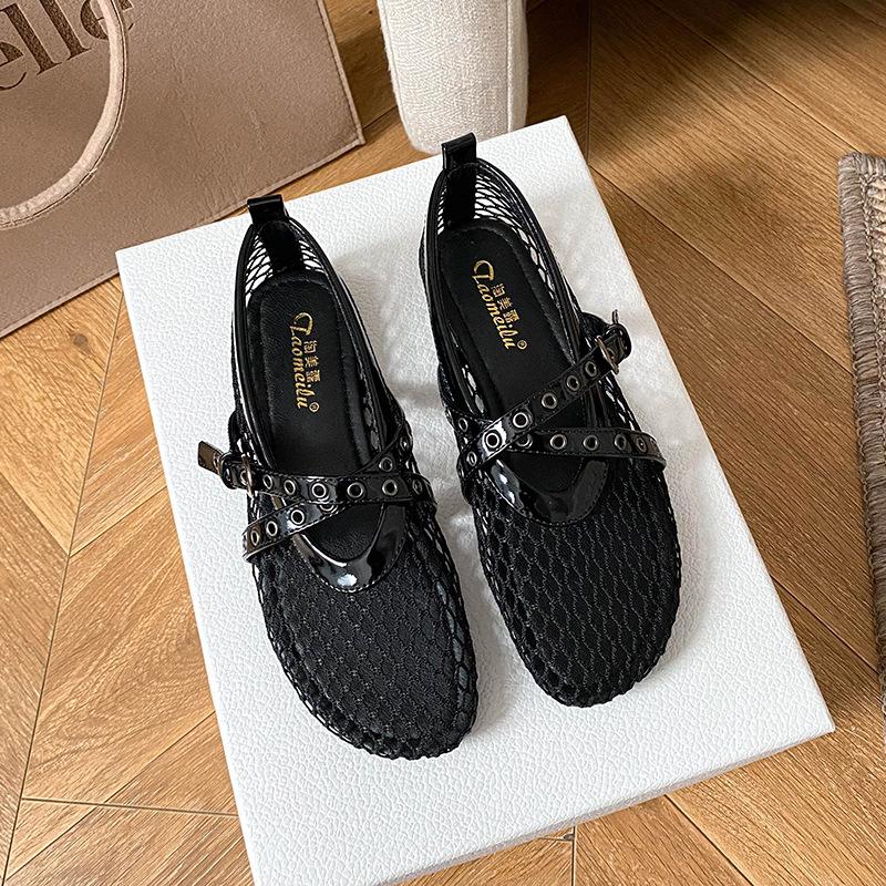 Модные дышащие балетки из сетки, женские модные балетки с дизайном заклепок и пряжки ремня, женские легкие и удобные летние повседневные кроссовки