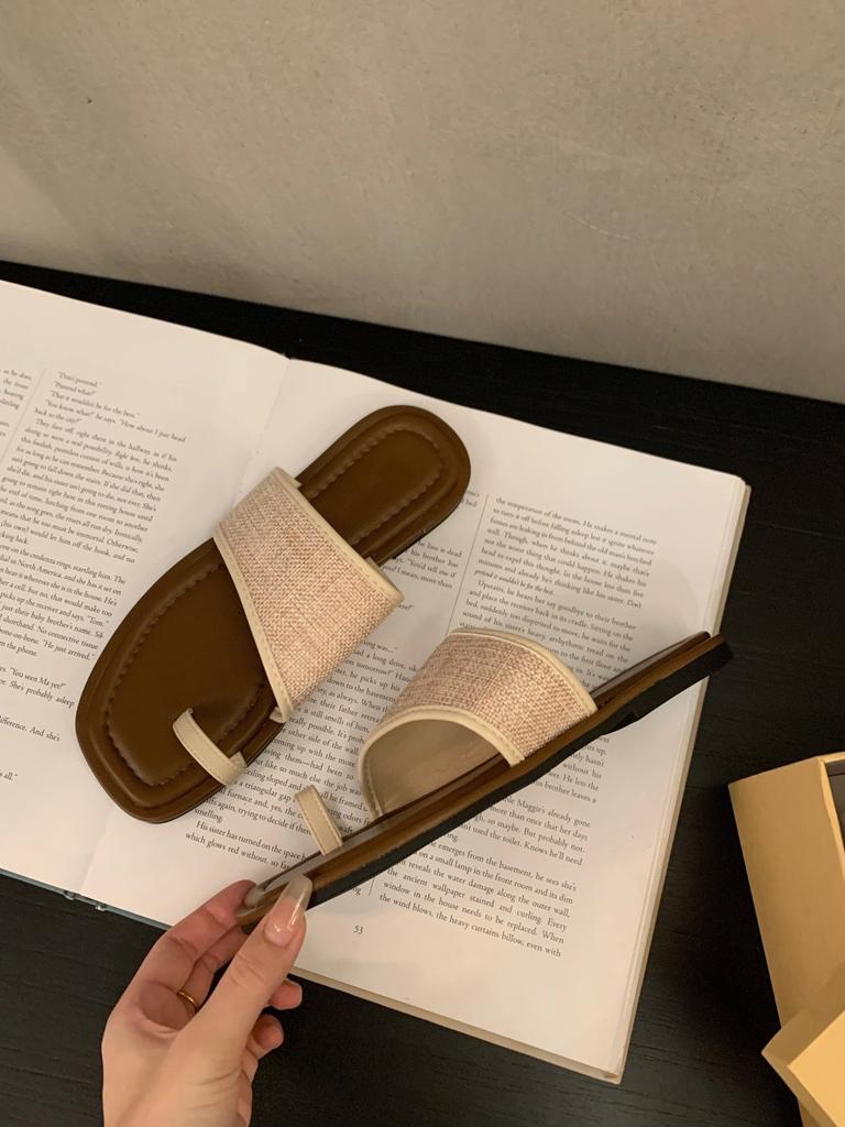 Маленькие классные тапочки в стиле ретро с плоским дном и закрытым носком, женская обувь, летняя одежда 2025 года, новые летние пляжные сандалии с мягкой подошвой