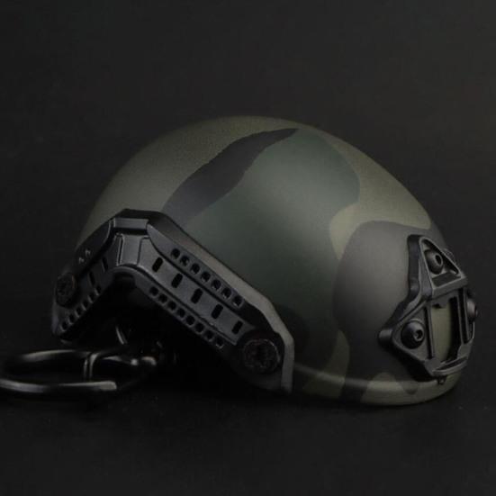 Брелок-подвеска со скрытой открывалкой для бутылок. Реалистичный легкий широко используемый орнамент в виде брелка в форме шлема.