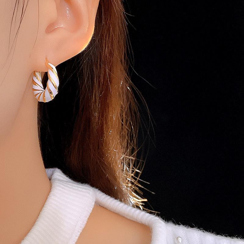 Серьги-кольца «Анкара Ред Дрип Глейз» в виде скрученного узла - Элитные эмалевые серьги-клипсы с цветными блоками.