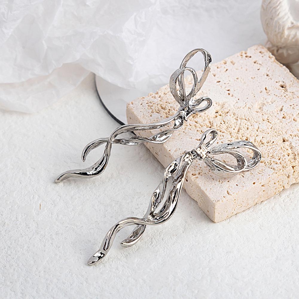 Серьги-гвоздики с серебряной иглой, стразами и кисточкой-бабочкой - Стильные, Преувеличенные, Стройнящие для женщин