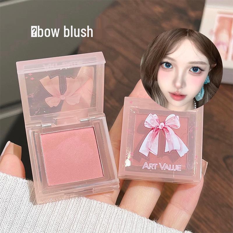 Коробка с цветными бабочками: Румяна-ожерелье и матовый блеск для губ набор из четырех предметов