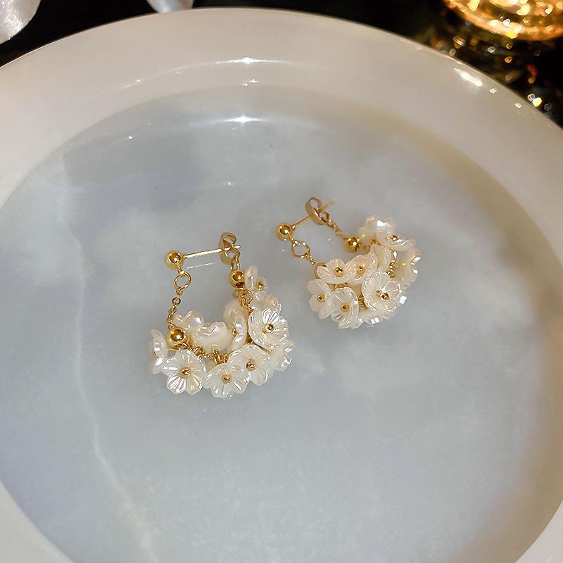 White Pearl Shell Fringed Earrings Fashionable and Elegant Temperament Earrings French Light Luxury High-end Earrings Women