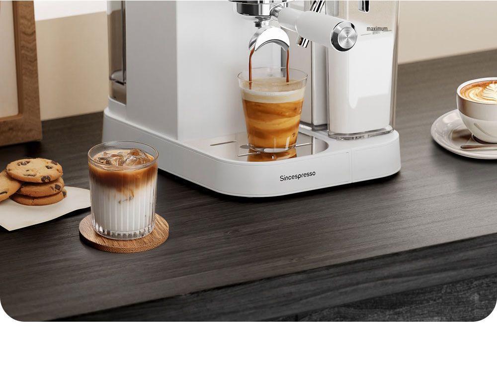 Компактная автоматическая эспрессо-машина с функцией горячей/холодной экстракции, вспенивателем молока и интеллектуальным сенсорным управлением для домашнего использования