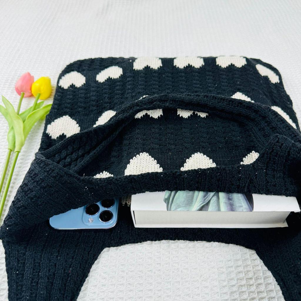 Эксклюзивная вязаная сумка-тоут большого размера с узором в виде сердец, 2023