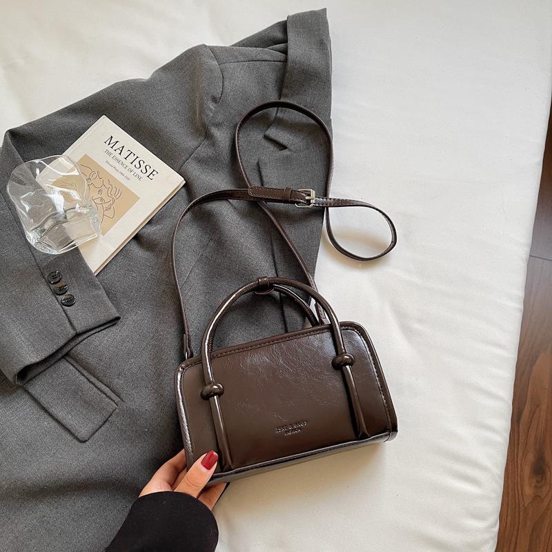 В этом году популярны маленькие сумки, это женские осенне-зимние универсальные новые ретро сумки через плечо и мессенджеры 2025 года, популярные портативные маленькие квадратные сумки.