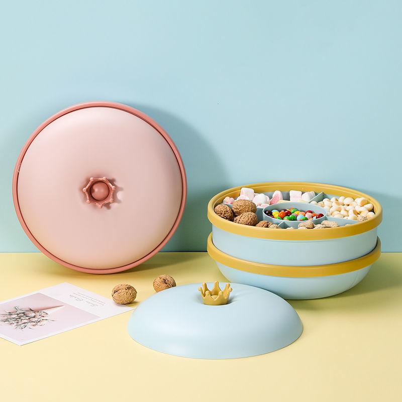 Креативный отсек для хранения с крышкой. Домашняя современная гостиная. Журнальный столик. Поднос для конфет. Закуски. Семена дыни и тарелка с сухофруктами.