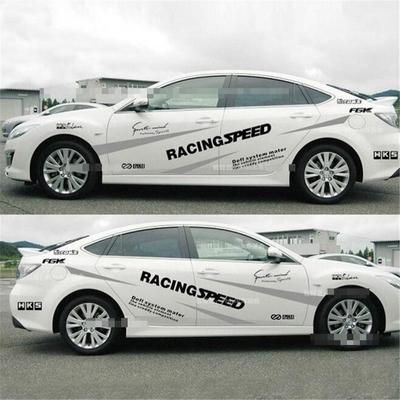 Наклейка на боковую часть автомобиля в виде гоночных полос серо-черного цвета