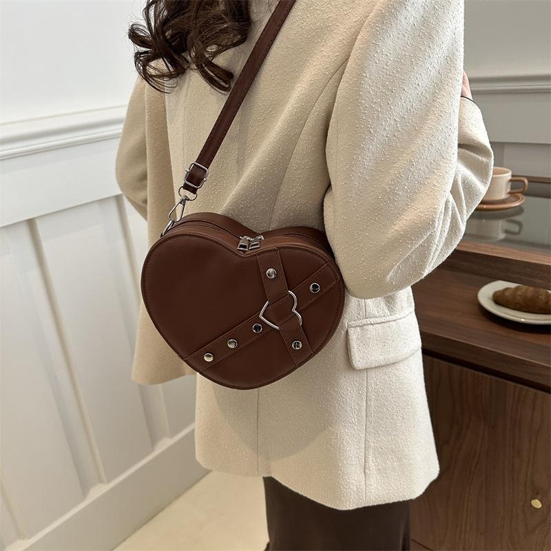 Любовь к заклепкам популярная мода 2025 новая модель с женской сумкой через плечо