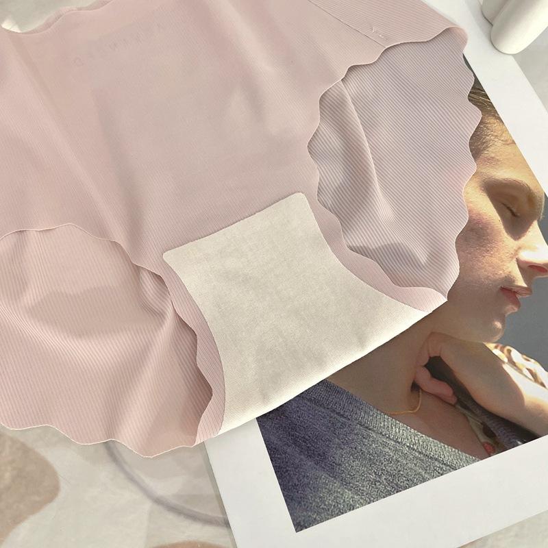 Women's Briefs Large Size Peach Butt One Piece Seamless Underwear Naked Ice Silk Breathable Comfortable Briefs