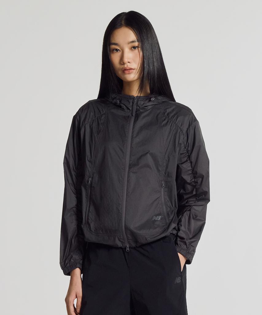 New Balance Nbnag2W522 / Женская ультралегкая тканая куртка Breezelight со сборками (Древесный уголь)