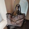 Простая и стильная наплечная сумка Новая модная сумочка большой вместимости Женская сумка-тоут под мышкой с леопардовым принтом