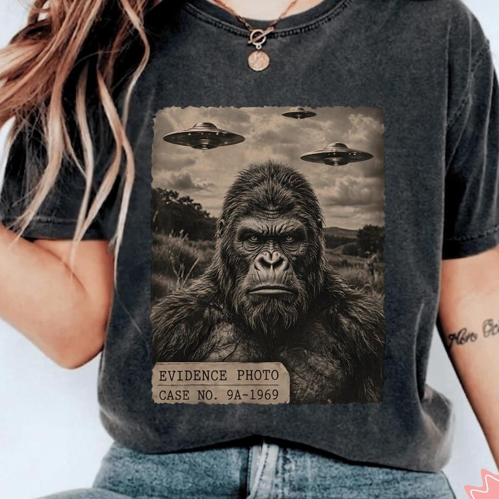 Funny Bigfoot Graphic Tee Alien UFO Vintage Evidence Photo T-Shirt, Sasquatch Alien Shirt, Retro Cryptid Lover Gift, Funny UFO Tee