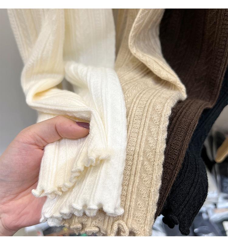 Женский белый вязаный свитер с полуводолазкой и отделкой в виде пшеничных и деревянных колосков — идеально подходит для весны, осени и зимы