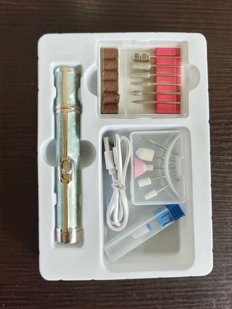 Компактный серый электрический полировщик ногтей и инструмент для удаления омертвевшей кожи