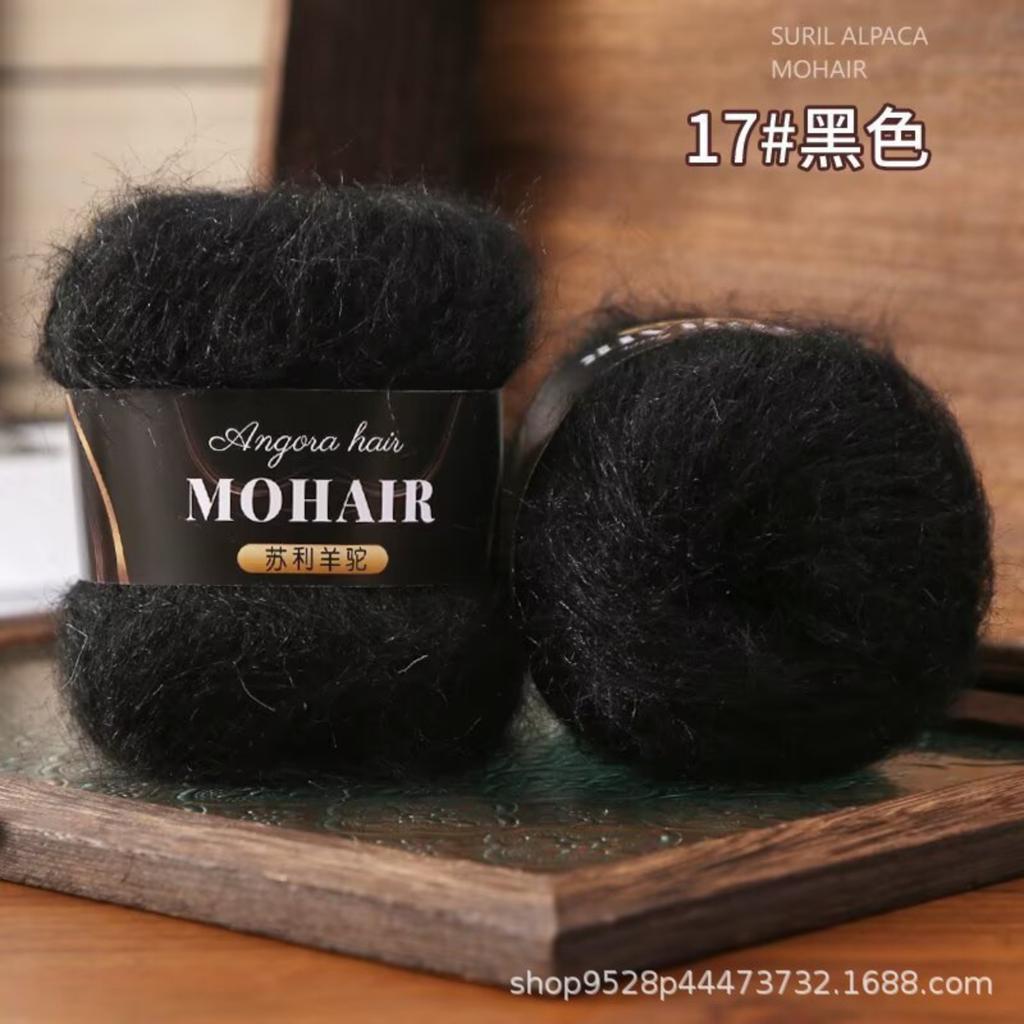 Вязаные вручную шерстяные шапки и шарфы с использованием мотков пряжи