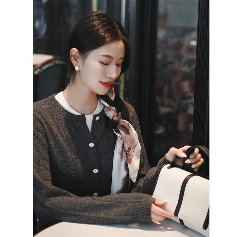Женский шерстяной кардиган в студенческом стиле, начало осени 2024 г.: Классический свитер с длинным рукавом для повседневных поездок на работу.