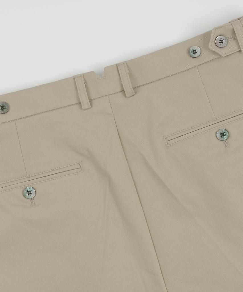 BELLIEF Основные хлопковые chino шорты с двумя складками (бежевый)