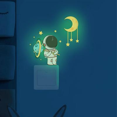 Светящиеся в темноте наклейки на стену с астронавтом, декор для детской комнаты, светящиеся наклейки с планетами и мультяшным котом, радужный домашний декор, наклейки на выключатель