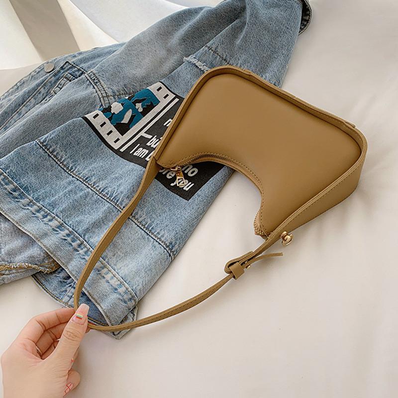 Fashionable Medium-sized Crossbody Bag With Magnetic Closure For Everyday Use