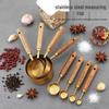 Набор мерных чашек и ложек из нержавеющей стали золотого цвета с ручками из акации - Набор из 8 предметов для выпечки