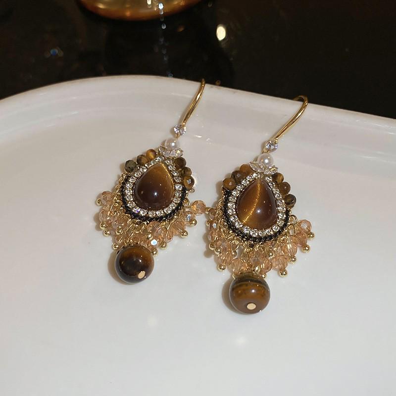 Серьги 'Серебряная игла' в стиле 'Тигровый глаз': Элегантные, модные серьги-пусеты с отделкой карамельного цвета.