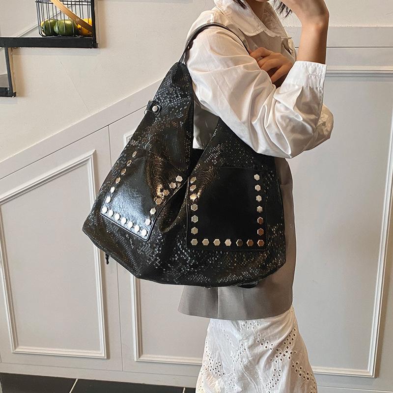 Сумка-тоут с имитацией змеиного узора, большой вместимости, из мягкой кожи, с заклепками, на плечо, модный роскошный дизайн, женские сумки CLE