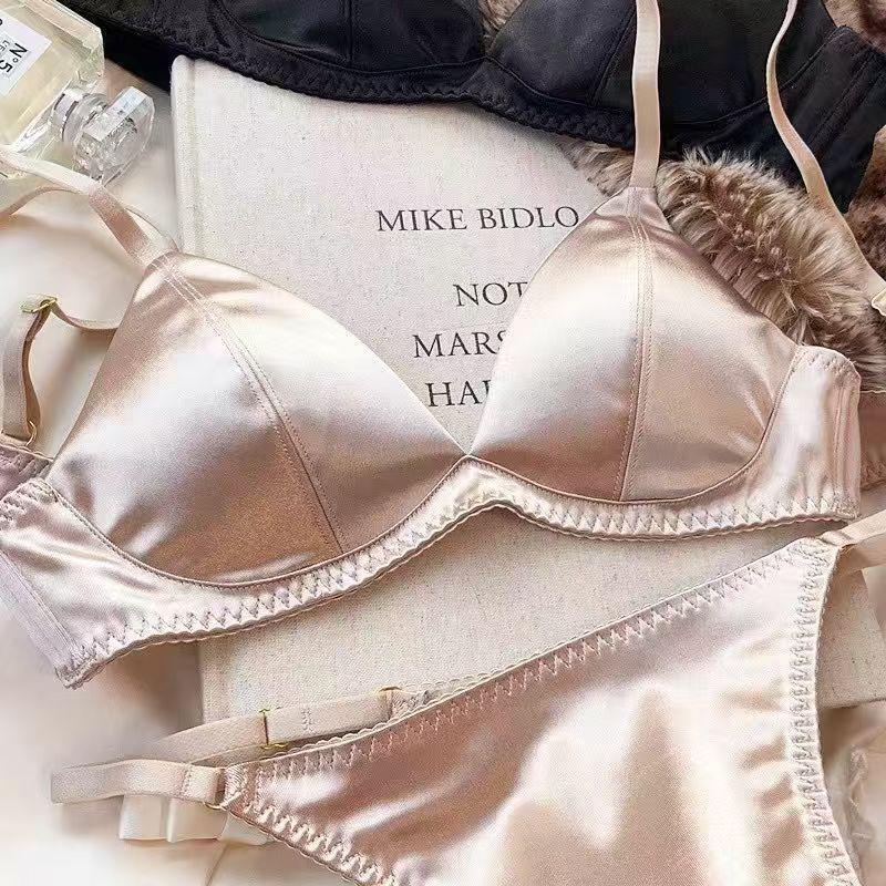 Европейский и американский комплект бюстгальтера с треугольными чашками из французского сатина и трусиков Т-образной формы - Сексуальный, беспроводной, удобный