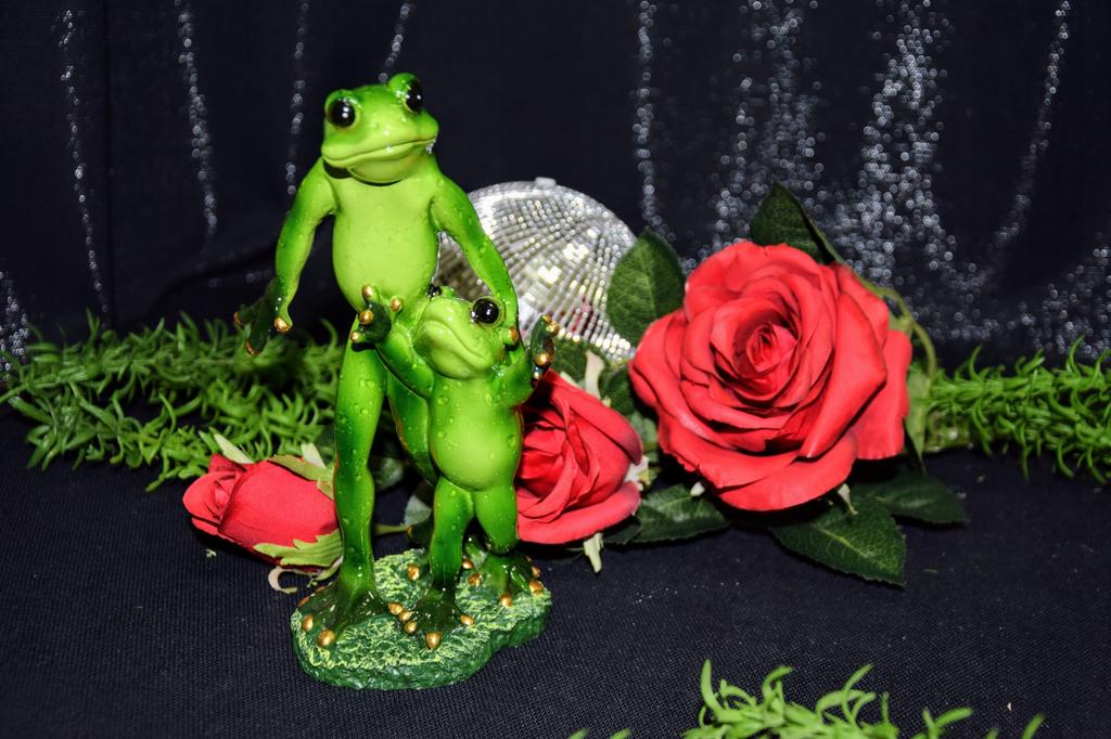 Figurine Two Frogs - Father and Son 20X9X8