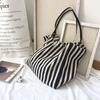 Полосатая сумка через плечо большой вместимости с фиксированными ручками - Повседневная, Складная, Идеально подходит для повседневного использования, Сумка через плечо