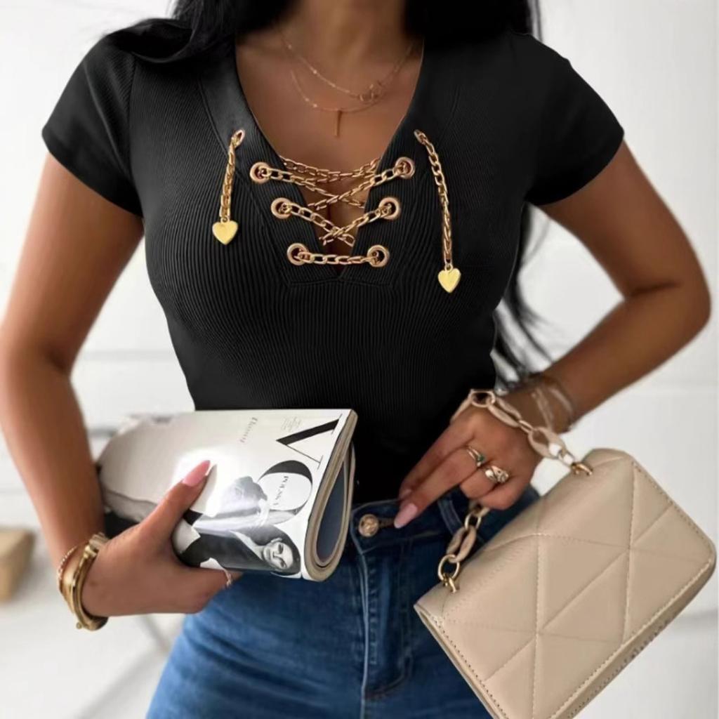 Женская повседневная футболка с V-образным вырезом | Деталь из золотистой металлической цепочки | Приталенный крой, короткий рукав | Машинная стирка и химчистка безопасны | Коллекция весна/лето