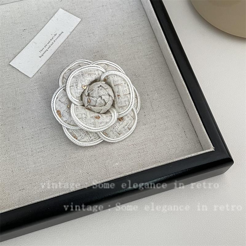 Women Fashion Girls Elegant Clothing Plaid Camellia Brooches Badges Classic Lady High Quality Partgy Wedding Pins Accessories