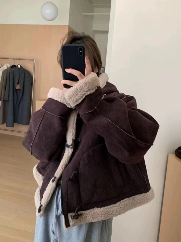 Женское зимнее пальто из овечьей шерсти 2024 года - Замшевая куртка с меховым капюшоном на роговых пуговицах, короткая и утолщенная