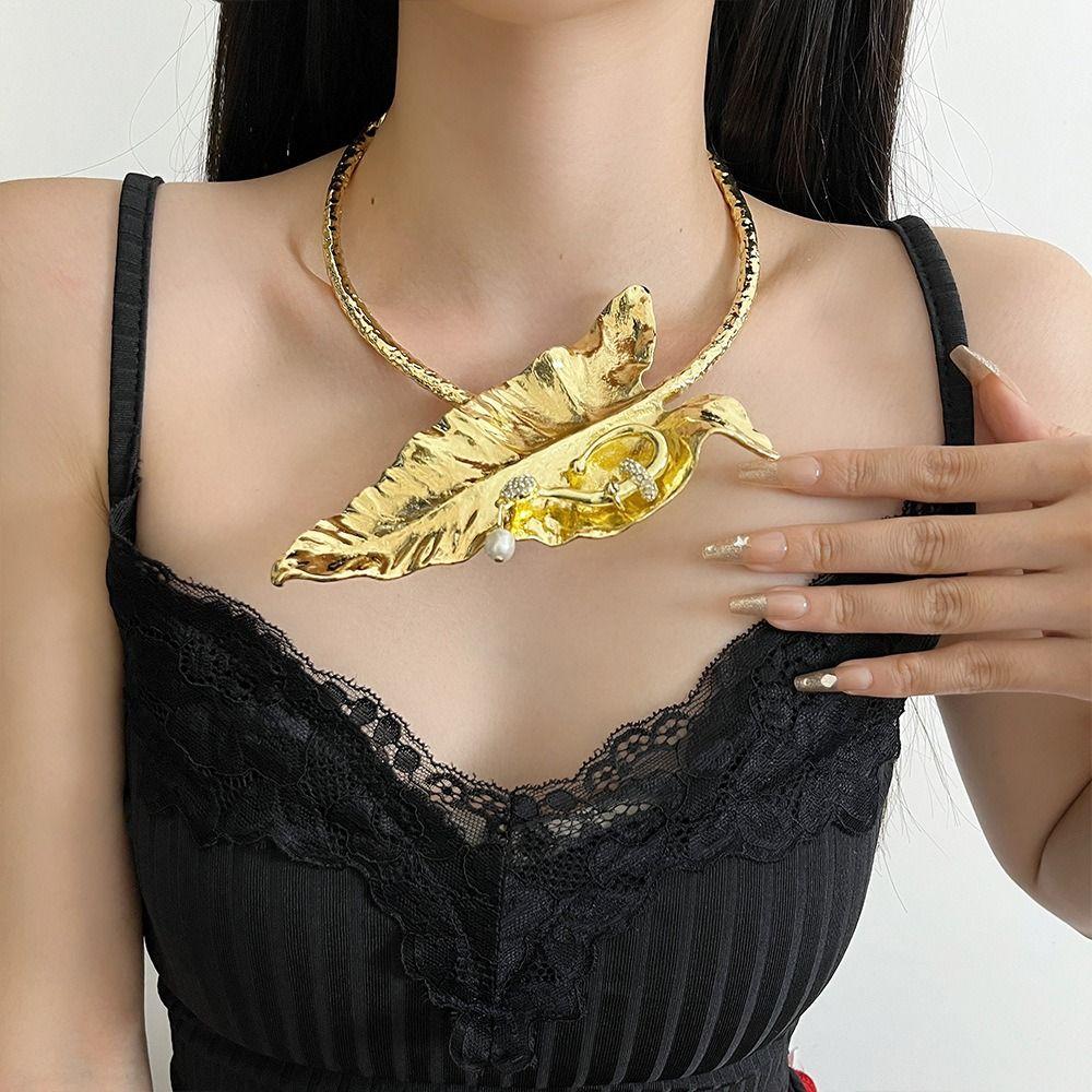 Light Luxury Banana Leaf Necklace Exaggerated Leaf Choker Unique Collarbone Chain  Girl