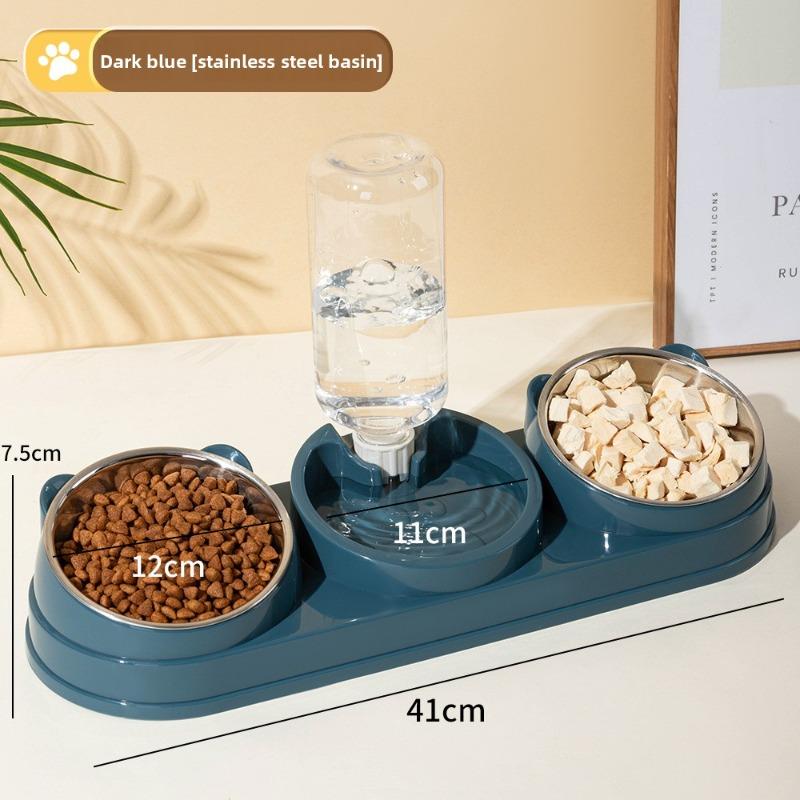 Двойная миска для кошек с наклонным краем оснащена автоматической поилкой и кормушкой для предотвращения ее опрокидывания.