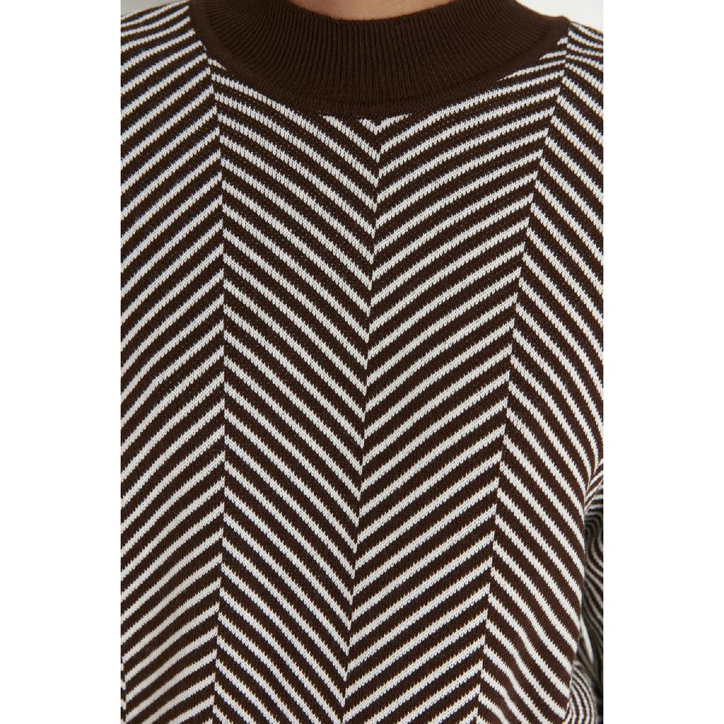 Коричневый трикотажный свитер в полоску с высоким воротником Tctaw23kz00026