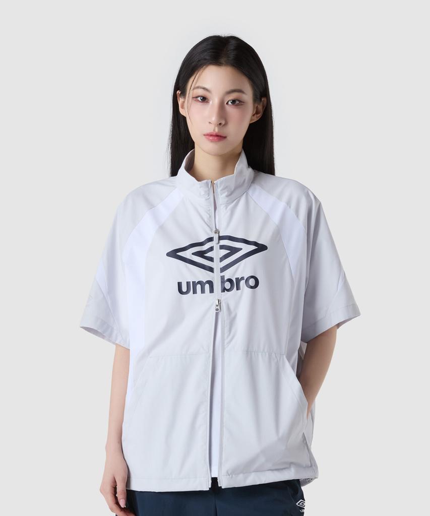 Куртка Umbro Double Cut с большим логотипом, воротником-стойкой и коротким рукавом, светло-серая (Uq221Sjk53)