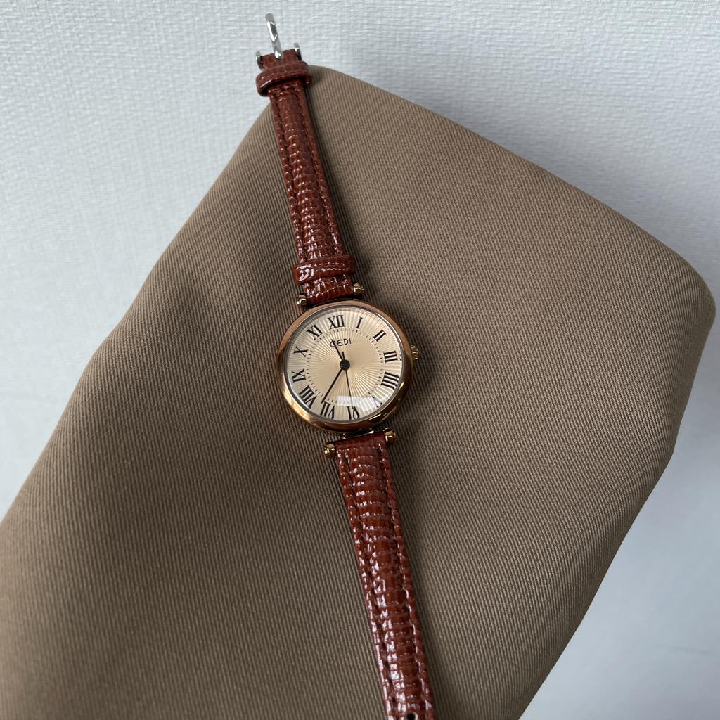 Small round dial, high-value and elegant women's watch, artistic women's watch, new exquisite small brown watch.