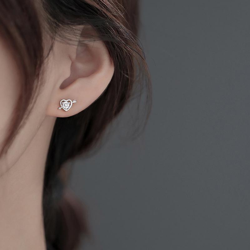 Серьги-гвоздики «Одна стрела сквозь сердце» для женщин Ins Light Luxury Niche Design Sense of Love Earrings