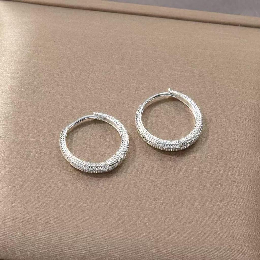 Модные сверкающие серьги с отделкой «мерцающий песок» – Универсальные и стильные клипсы для ушей.