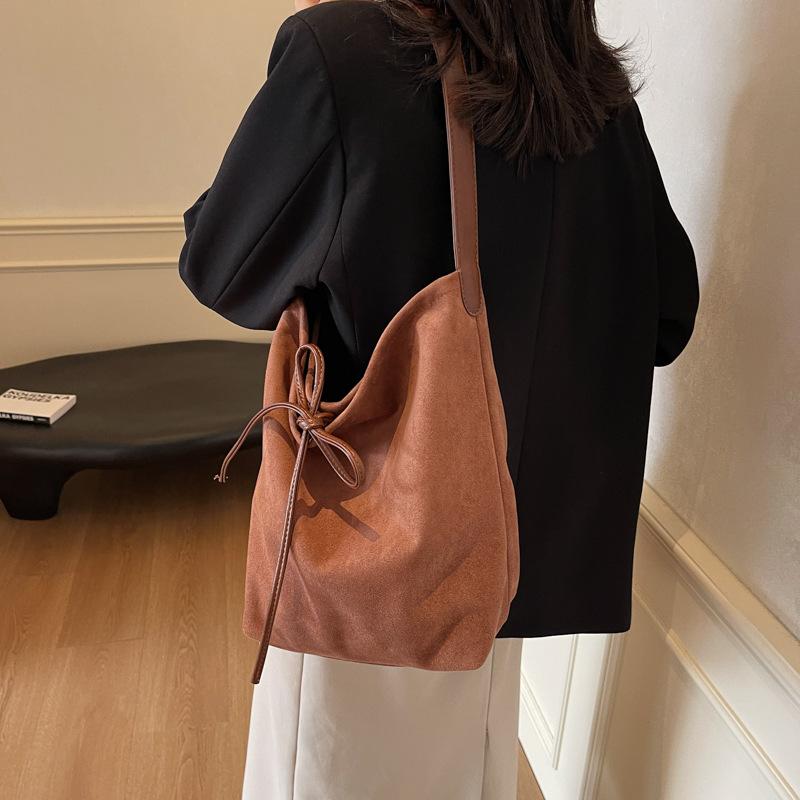 2025 New Autumn and Winter Retro Large-capacity Tote Bag Women's Shoulder Bucket Bag Fashionable Versatile Work Commuter Bag