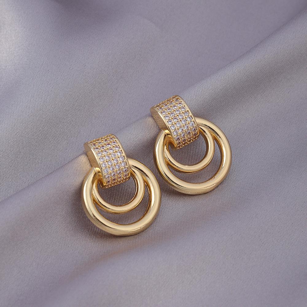 Серьги-иглы из серебра 925 пробы: Легкая роскошь, высококлассные пусеты и универсальный нишевый дизайн в виде колец для работы и стиля