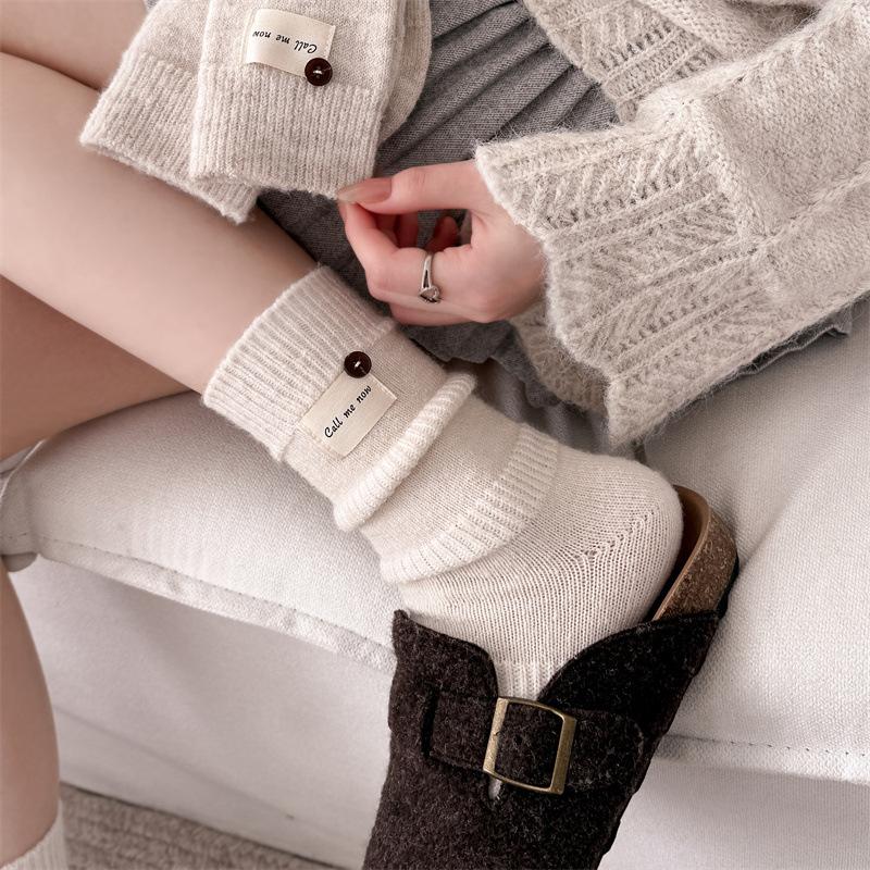 Женские шерстяные носки средней длины для зимы, утолщенная и теплая вязаная ткань, пуговица с этикеткой, однотонные, простые, с ворсом