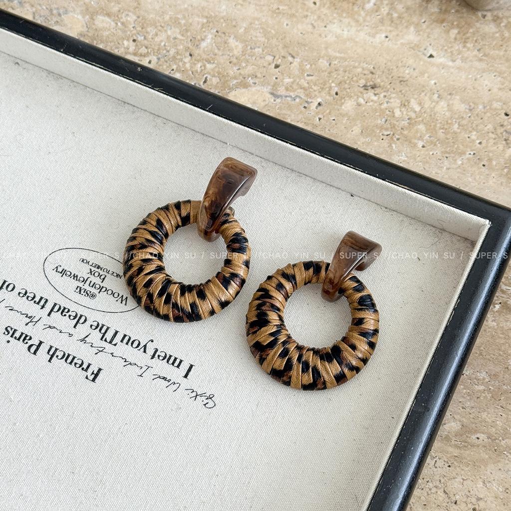 Майярдовый кофейный цвет янтарные серьги женские осенне-зимние высококлассные серьги в стиле кэжуал, серьги с нишевым дизайном в стиле легкой роскоши