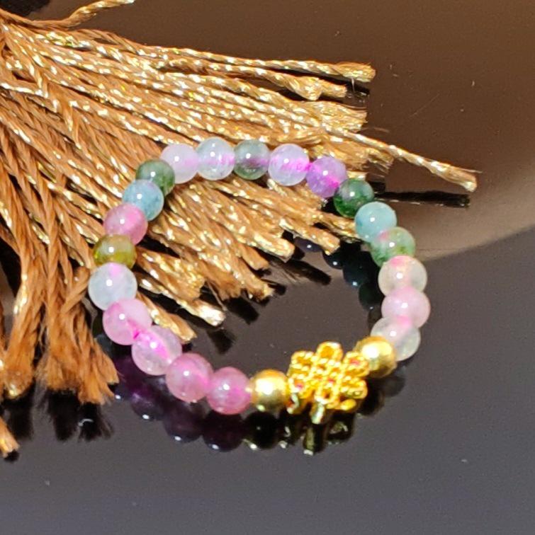 Кольцо на удачу с натуральным кристаллом турмалина в виде кошачьей лапки и эластичным бисерным ободком