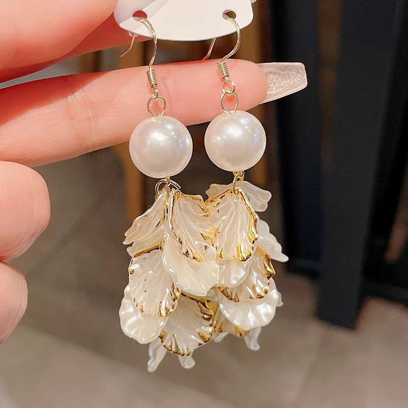 Petal Tassel Pearl Earrings 2024 New Hot High-end Light Luxury Earrings Ear Hooks French Temperament Earrings Women