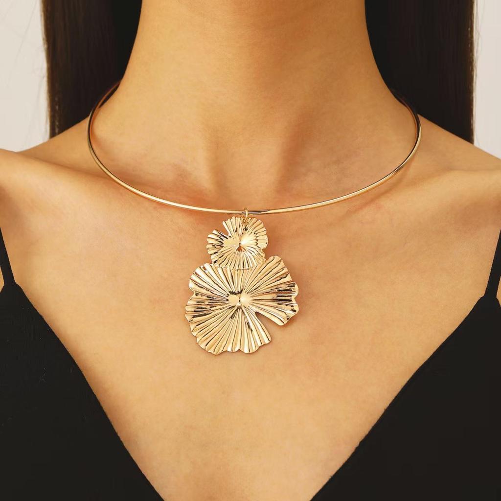 Retro Heart & Flower Hollow Choker Necklace for Women