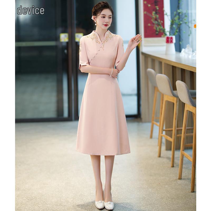 Элегантное розовое платье-чеонгсам на весну 2025 года для свадьбы свекрови